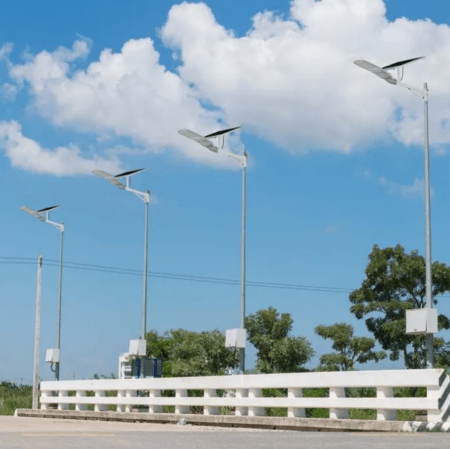 50W LED gatvės šviestuvas, baltu korpusu, 6000K, su saulės baterija