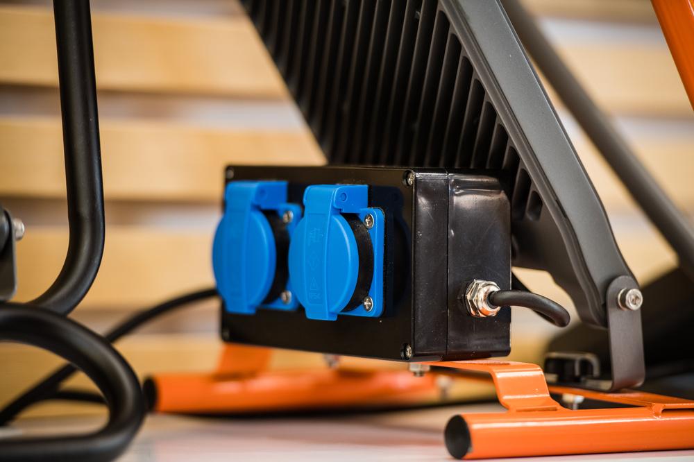 Prožektorius su R formos stovu SOCKET (GEN 1) 30 W 4000 K